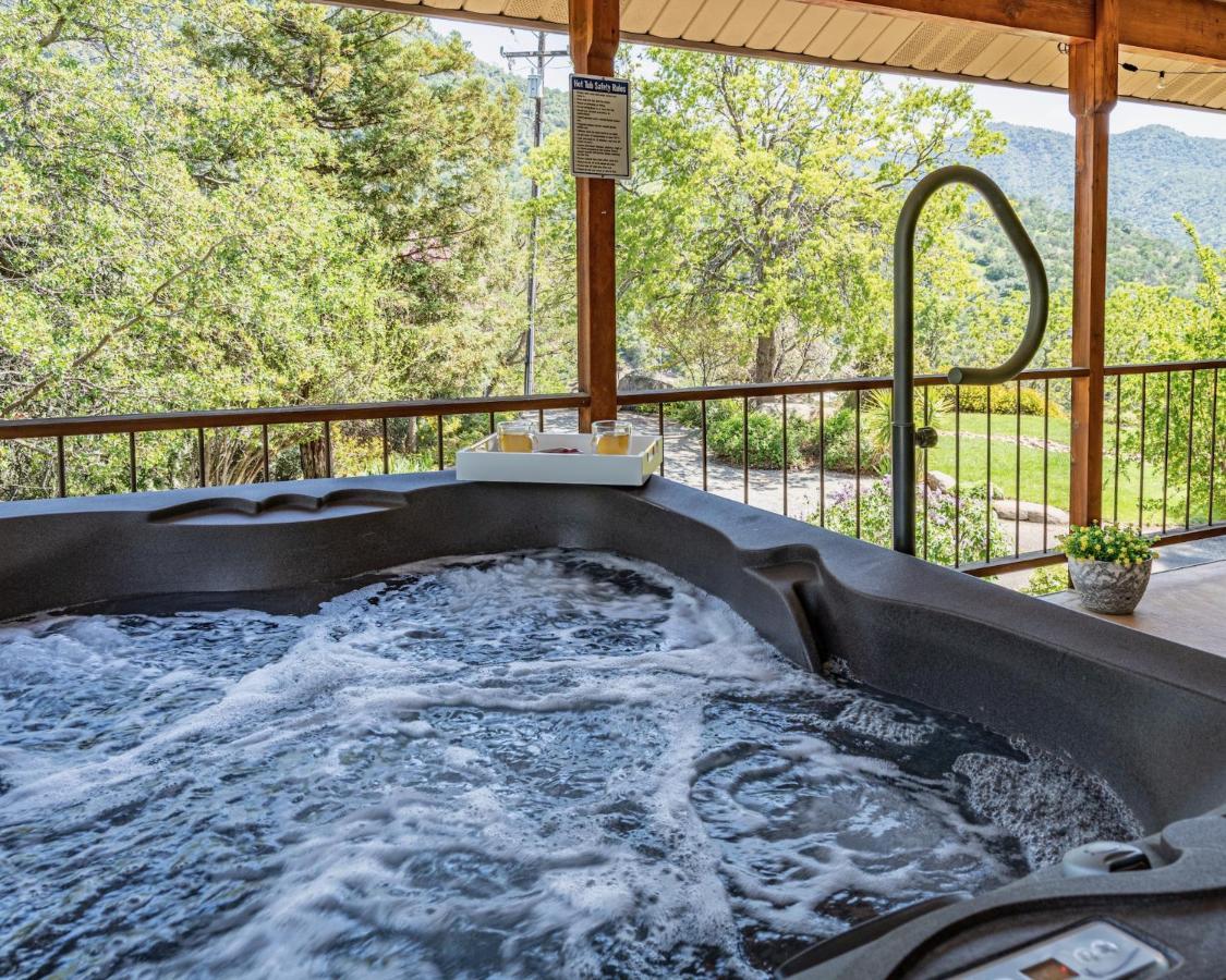 ת'רי ריברס Secluded Mtn Top Family Haven W/Views Spa & Arcade מראה חיצוני תמונה